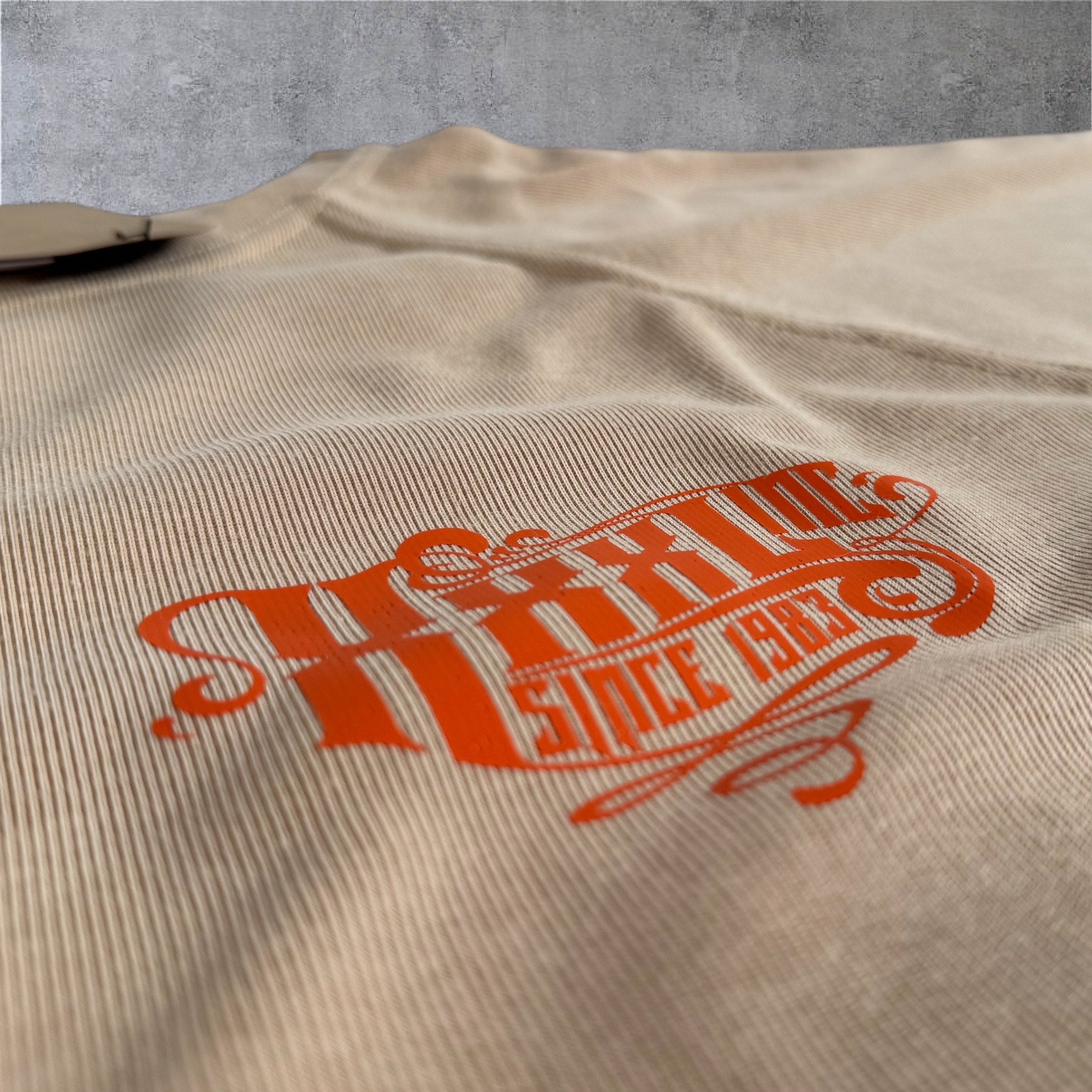 "Scrolled XXXL Inc" Vintage Wash Ragtop - Washed Latte